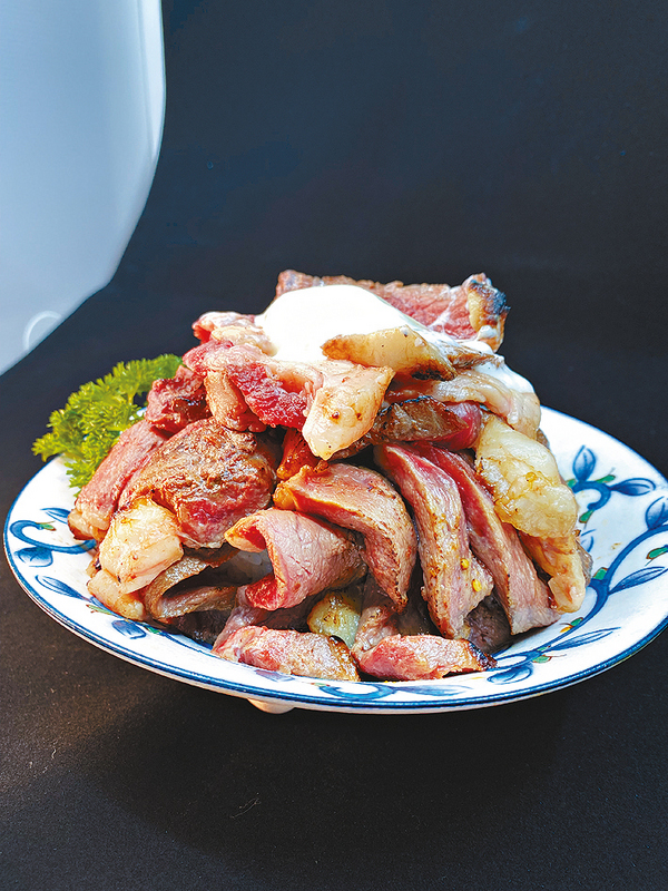 富士山牛丼 原價$288，優惠至12月15日（三），每碗足有三百克厚切安格斯牛扒，非常足料。