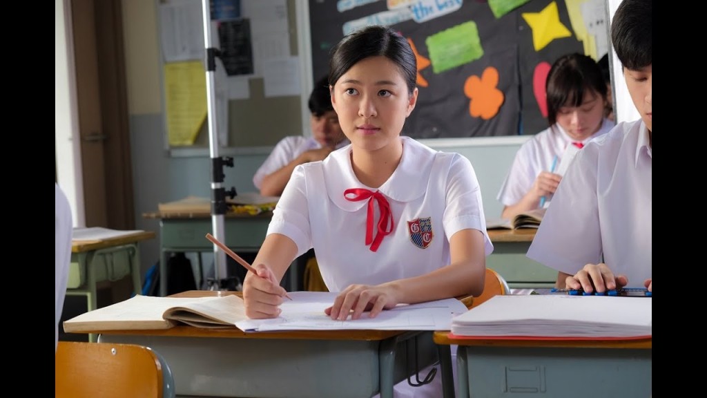 网民一致认同江嘉敏的最强学生Look，是她在2015年参演港台剧集《没有墙的世界5》的造型。  ​