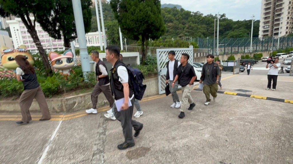 大批警員到場調查。曾志恆攝 大批警員到場調查。曾志恆攝