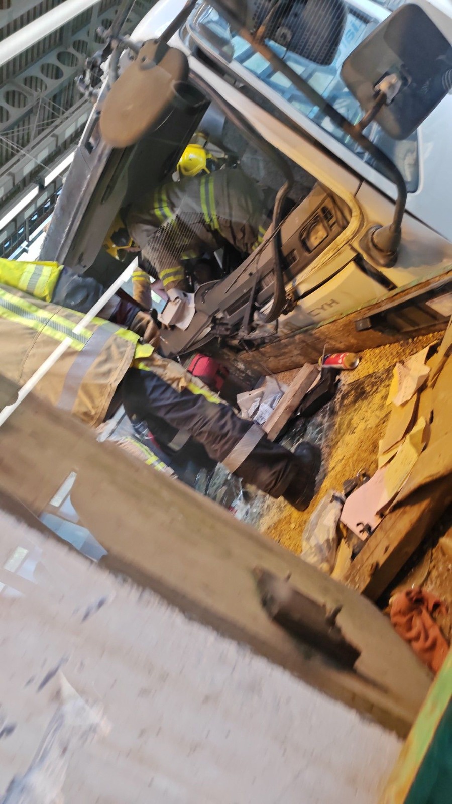 泥頭車司機被困車內。FB屯門公路塞車關注組