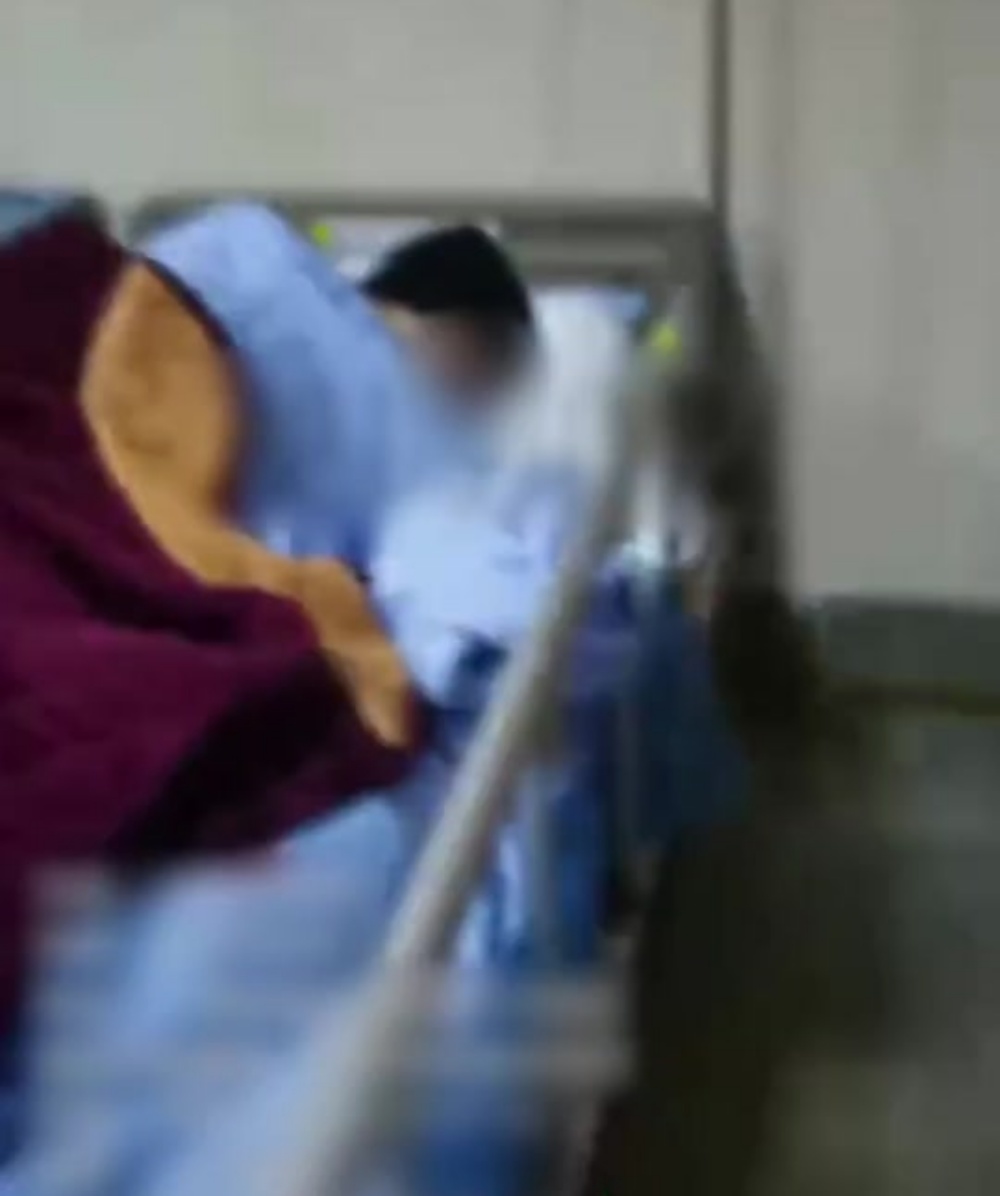 家屬趕往醫院確認老婦還活著躺在病床上。網圖