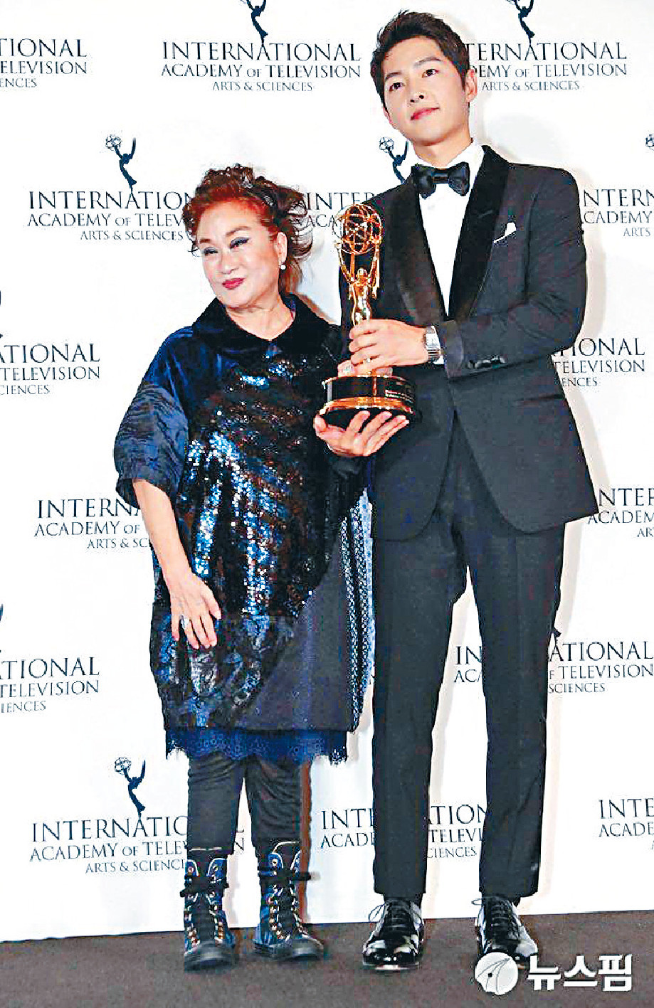 ■宋仲基頒「理事會獎」予李美敬。