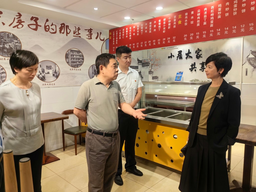 何永賢（右一）到訪屬國有企業的北京保障房中心有限公司發展的社會保障性住房項目。
