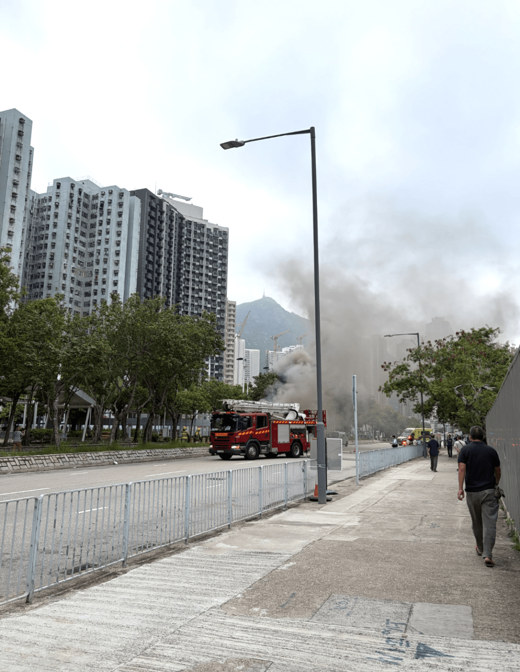 周日(10日)下午4時53分,警方接獲途人報案,指於湖山路、近湖山草地滾球場遊樂場對開,發現一輛停泊在路邊的旅遊巴突然起火冒煙。Threads@lot3tol 周日(10日)下午4時53分,警方接獲途人報案,指於湖山路、近湖山草地滾球場遊樂場對開,發現一輛停泊在路邊的旅遊巴突然起火冒煙。Threads@lot3tol