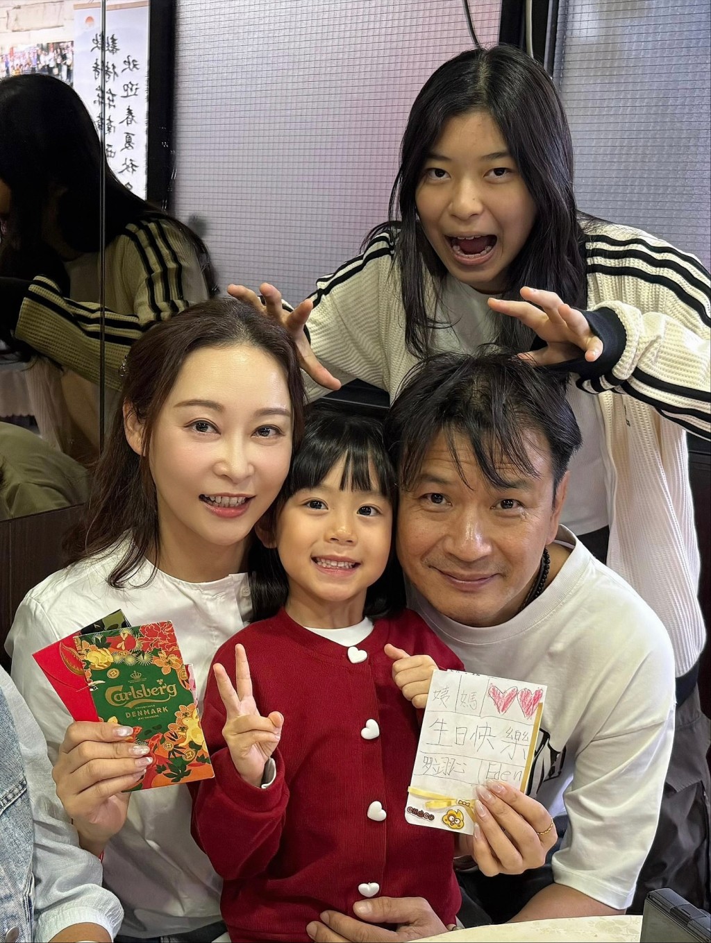 楊卓娜與家人一起慶祝生日。 楊卓娜與家人一起慶祝生日。
