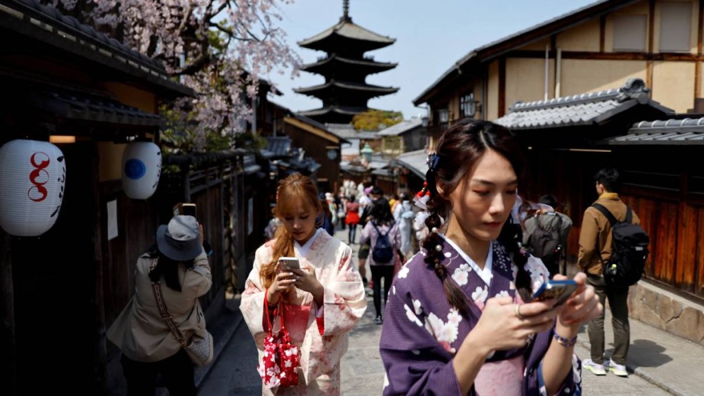 有傳言指日本在7月有大地震，影響日本線的外國旅行團數目下降。路透社
