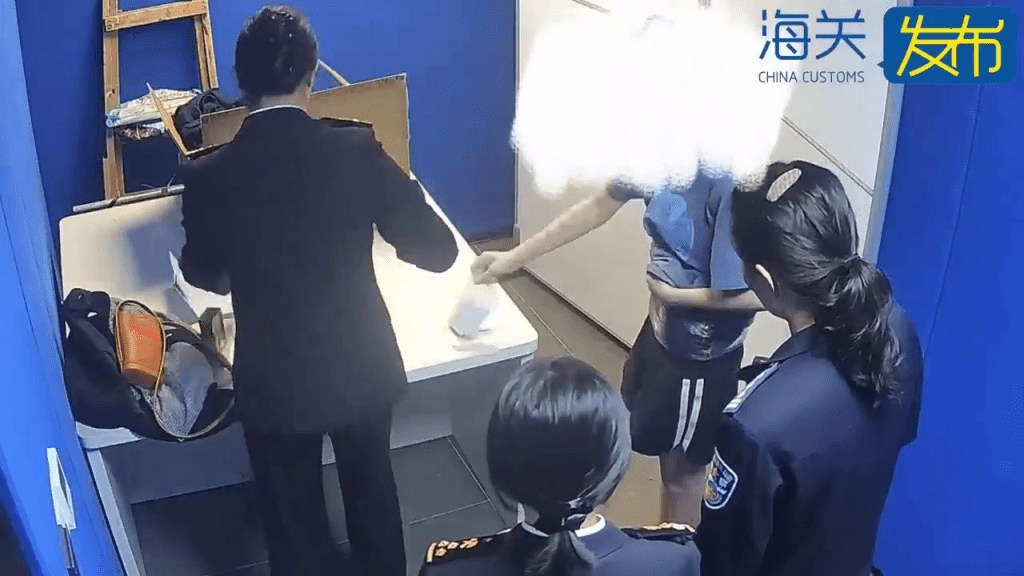腰纏14公斤純銀橫琴口岸圖闖關，小蠻腰女舉止異常斷正。