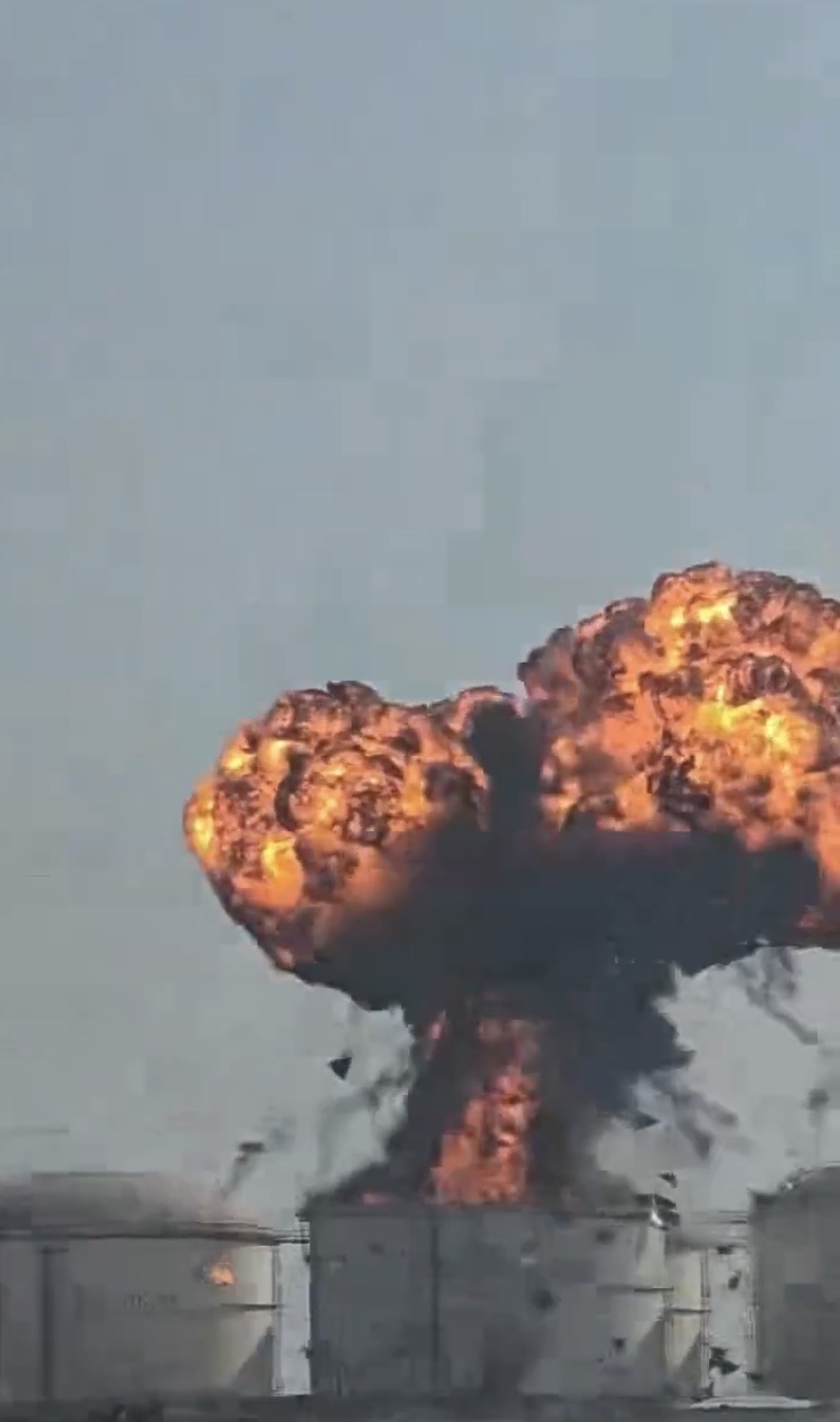 阿曼最大港口薩拉拉（Salalah）石油儲存設施被無人機炸出大火球。 X@Fahadnaimb