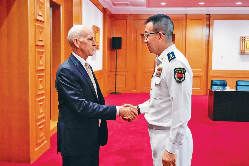 董軍會見美國眾議院軍事委員會首席成員史密斯。