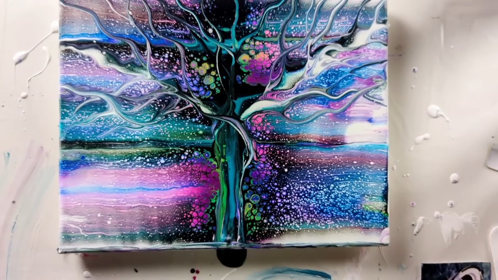網民見到影片截圖，質疑鄧麗欣是否有抄襲之嫌。
