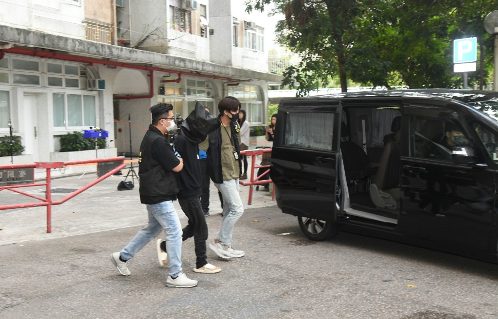 其中一名被捕人今日（22日）被警方黑布蒙頭，押至大埔廣福邨廣智樓寓所搜證。徐裕民攝