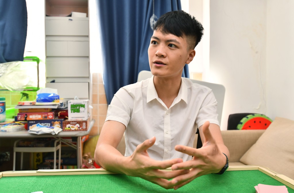 意識到啤牌課程未必能成為主業時,麻成便一邊經營社交平台,一邊尋找其他出路。 意識到啤牌課程未必能成為主業時,麻成便一邊經營社交平台,一邊尋找其他出路。