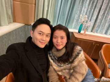 袁咏仪与张智霖庆祝结婚19周年的合照。