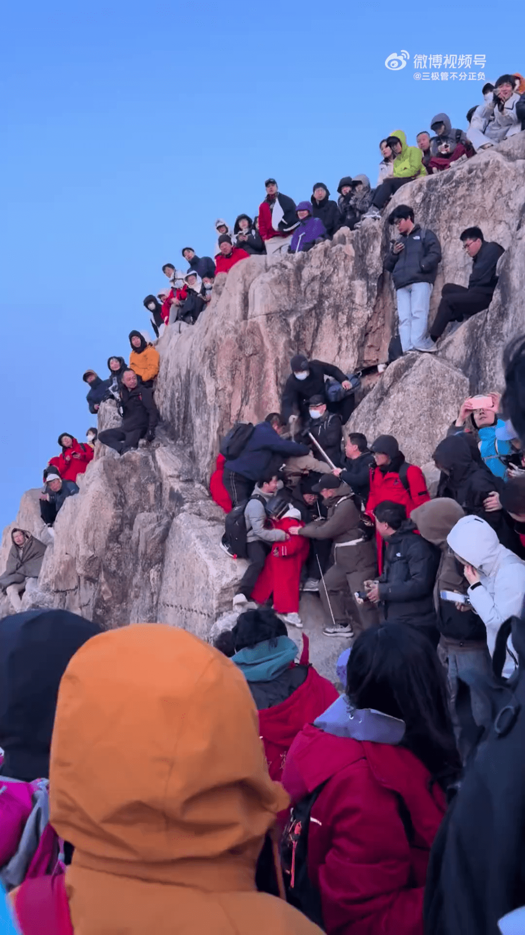 煞尽风景！泰山睇日出争位开拖，多人混战滚落岩壁。