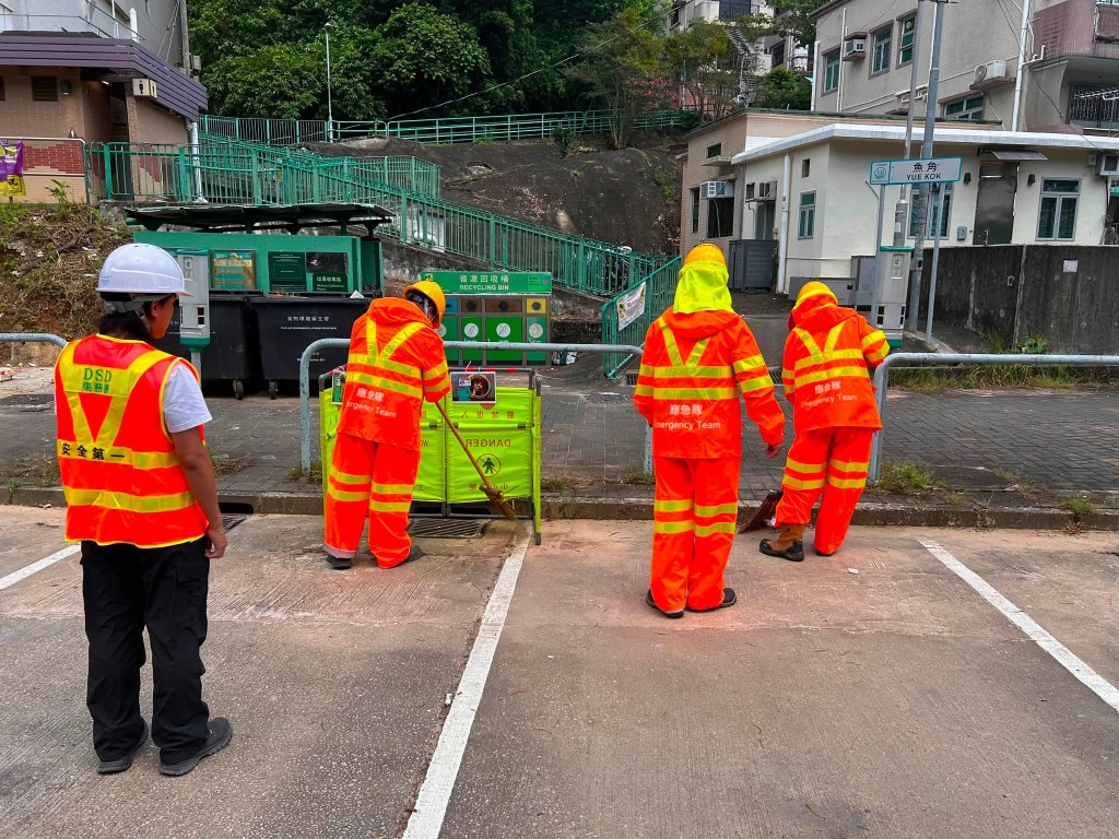 渠務署於大埔漁角村停車場巡查及清理渠道。FB:下水水 渠務署於大埔漁角村停車場巡查及清理渠道。FB:下水水