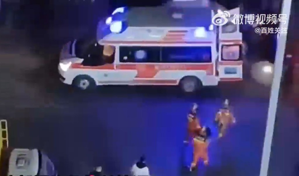 消防將救起小孩送往醫院，惜搶救無效身亡。