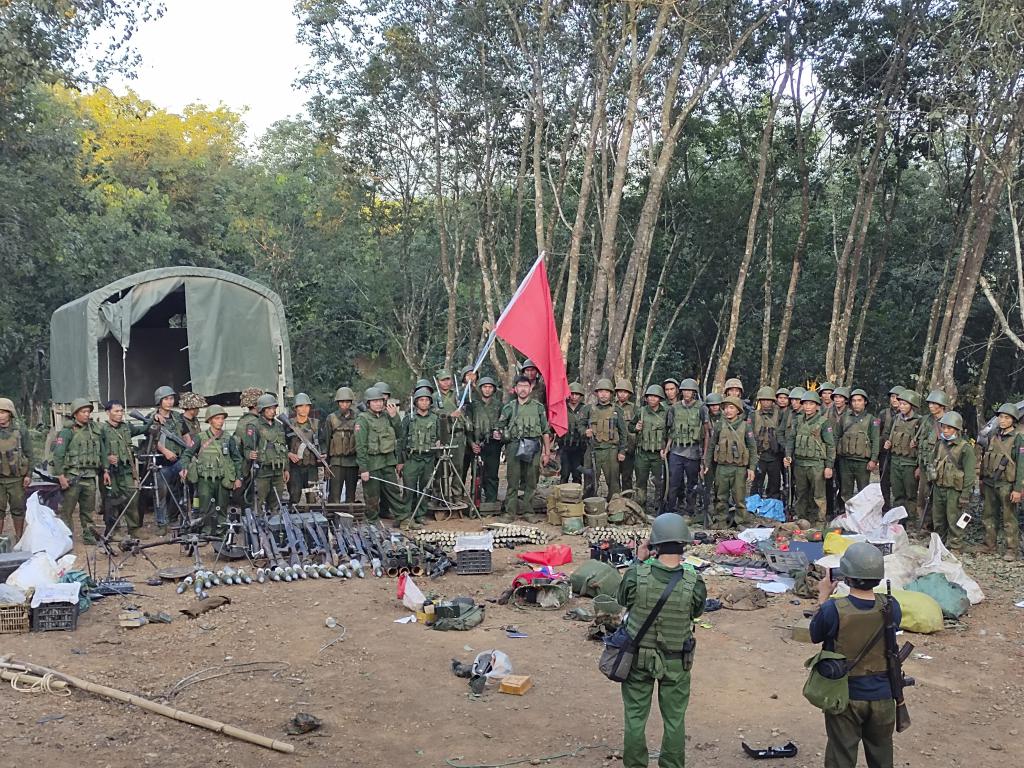 緬甸民族民主同盟軍早前展示一批武器。美聯社