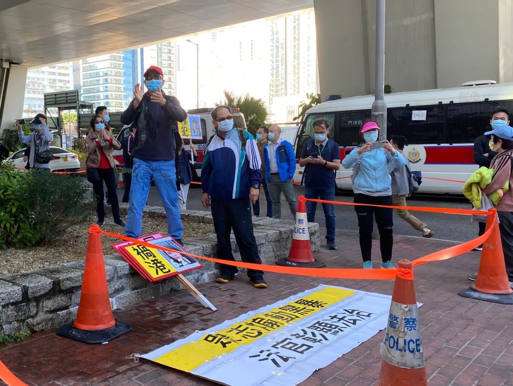 有團體在法院外一度與3人的支持者對罵。蕭文軒攝