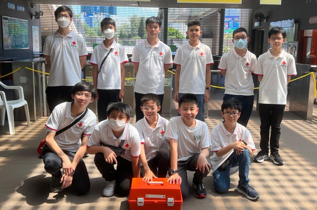 Hovan(最前排左一)參與不少香港紅十字會志願服務，包括在學校水運會擔任急救員，以及⁠於2025世界紅十字日擔任工作人員。(香港紅十字會提供)字會提供)