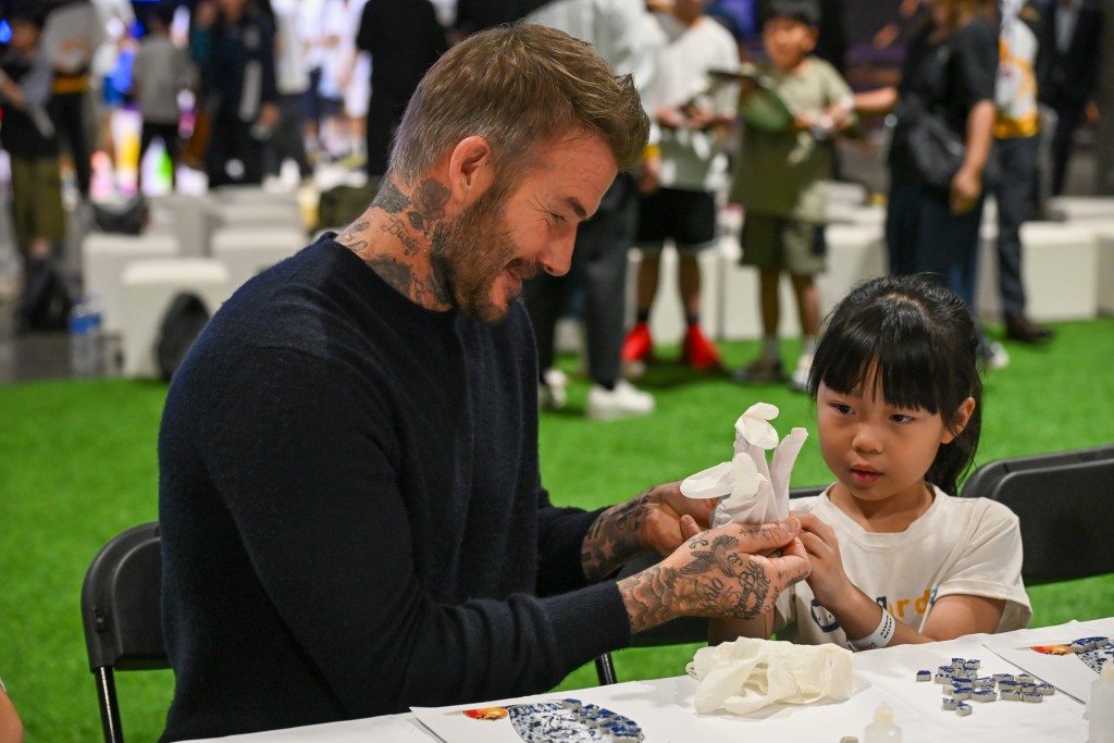 「萬人迷」碧咸(David Beckham)和NBA名人堂成員波殊(Chris Bosh)驚喜現身驚喜現身社區活動。攝影：魏國謙