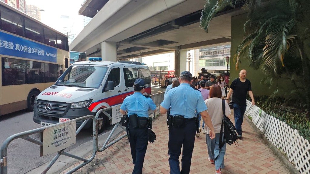 警員接報到場。 警員接報到場。