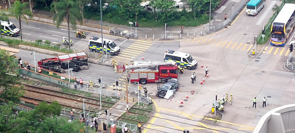 消防車被撞翻側。網圖 消防車被撞翻側。網圖