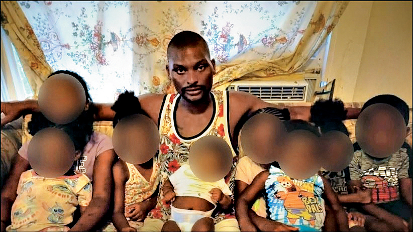 疑兇埃爾金斯生前與多名孩子合照。