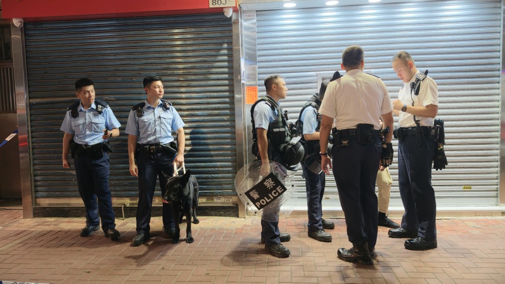 有警員持盾牌到場。黃文威攝 有警員持盾牌到場。黃文威攝