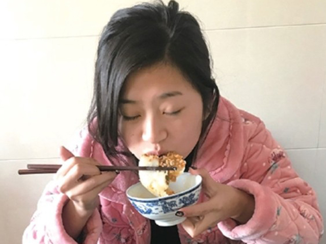 這張不化妝、穿媽媽的睡衣的吃飯照，令毛露楠在網上爆紅。 網圖