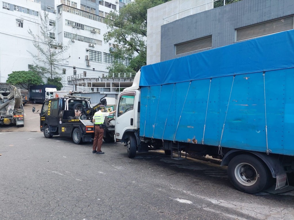 警方在葵青區打擊違泊，發777張「牛肉乾」。警方圖片