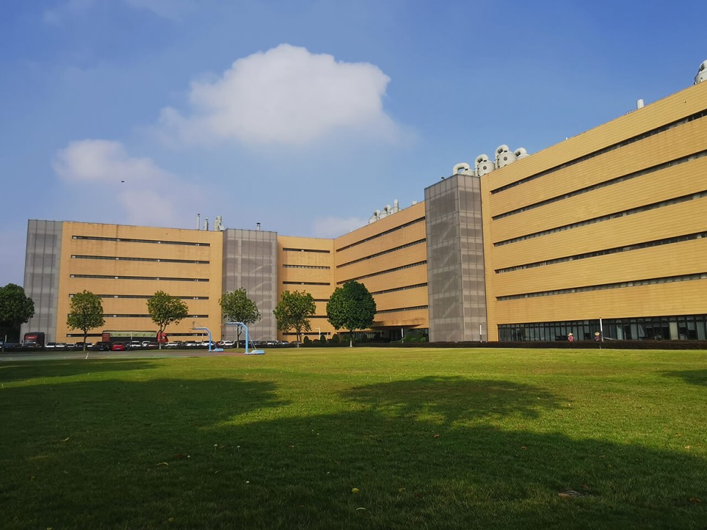 佛山工業園的廠房以天窗採光,除可靠天然光照明,減低燈盤密度,亦可保留珠寶工廠的高度保安性。 佛山工業園的廠房以天窗採光,除可靠天然光照明,減低燈盤密度,亦可保留珠寶工廠的高度保安性。