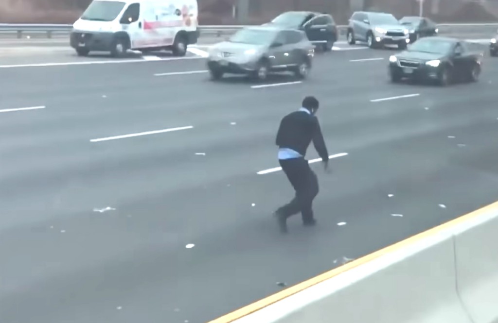 民眾搶解款車跌出來的現金。網上圖片