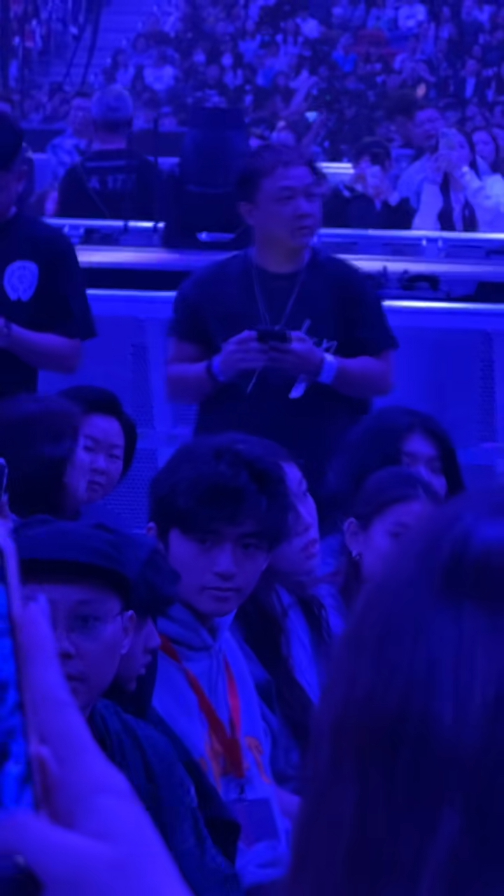 大仔Lucas身旁有位年輕女子同行。 大仔Lucas身旁有位年輕女子同行。
