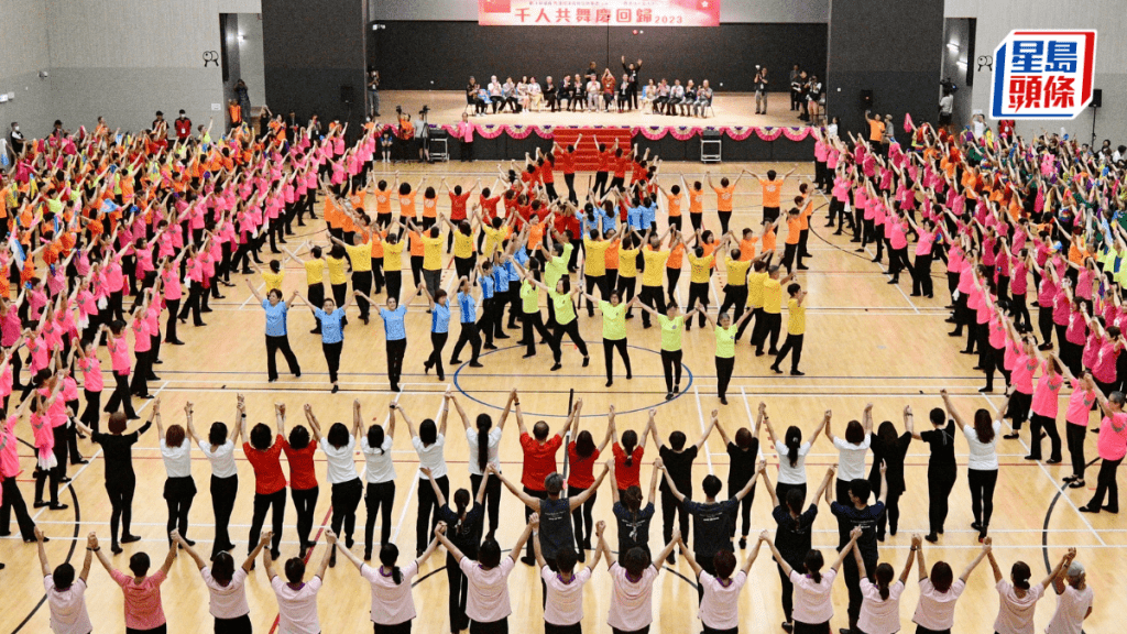 超過40個舞團排列成紫荊花圖形，象徵香港回歸26周年。盧江球攝