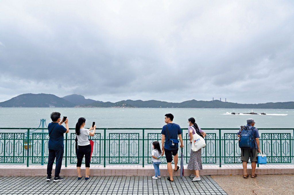 港新增二千多宗新冠病毒陽性病例。圖為市民在港島南區海濱消遣。