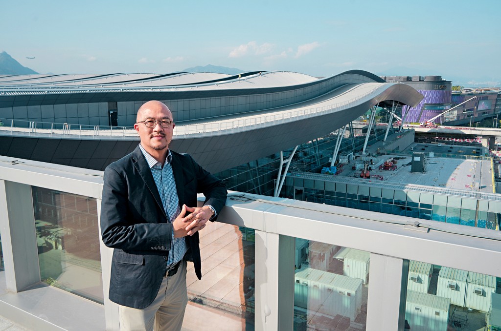 機管局署理機場服務總監楊達榮表示,目前約有15間航空公司接受邀請,將分批搬到二號客運大樓。
