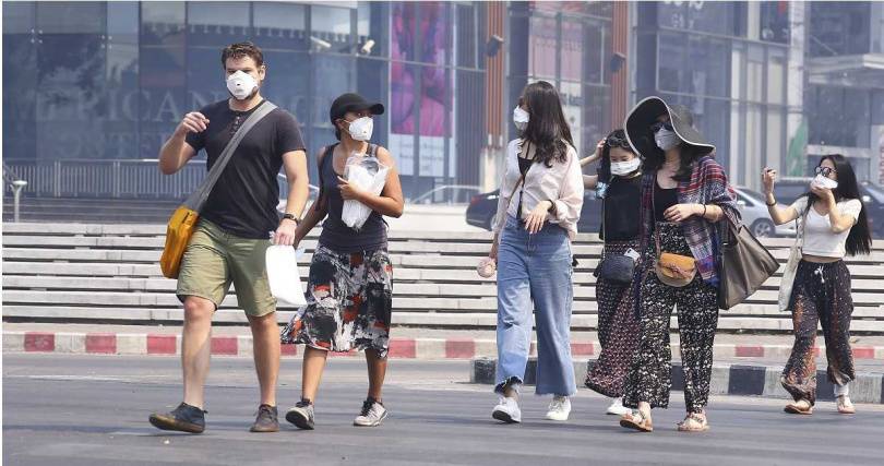 清邁街上的遊客都要戴上口罩。