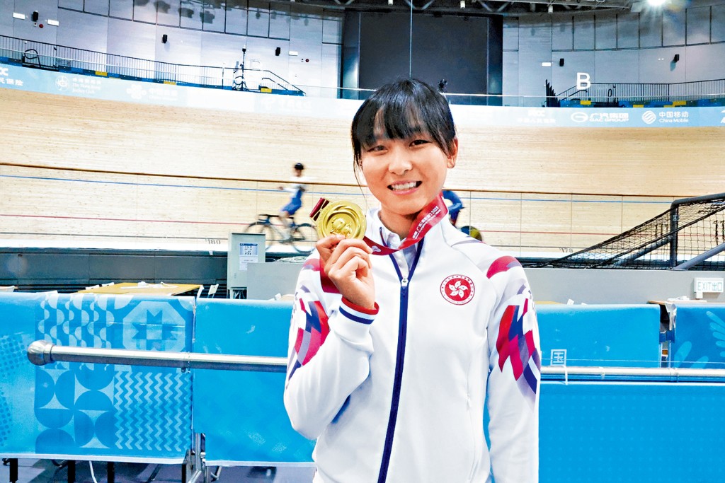 李思颖戴上卫冕成功的全运公路赛金牌在单车馆见传媒。