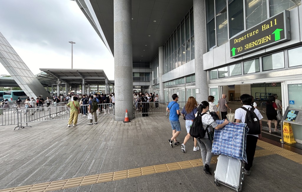 今年6月周末出境人數比一般周末數據錄得上升。 今年6月周末出境人數比一般周末數據錄得上升。