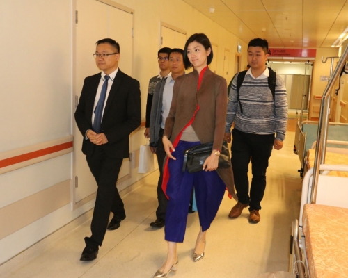 容海恩(右二)到醫院探望受傷警員。