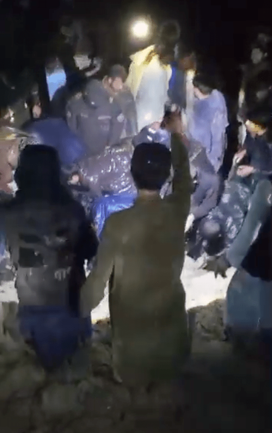 网上影片可见，大批民众在夜间，于灾场合力挖掘，希望寻获生还者。X@sirajnoorani 