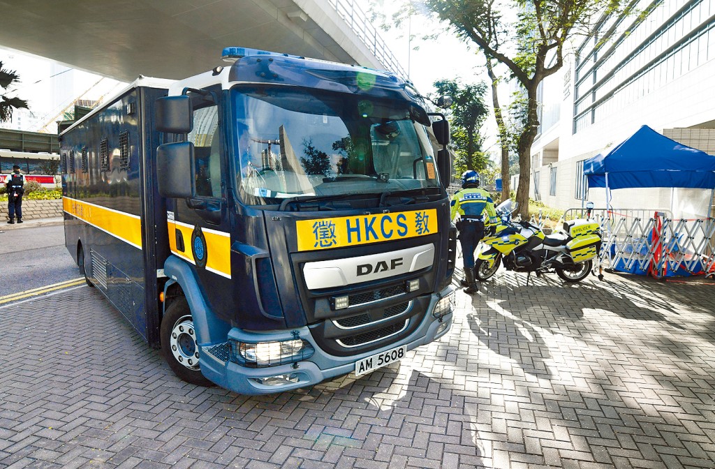 陳沛敏由囚車押送至法庭受審。