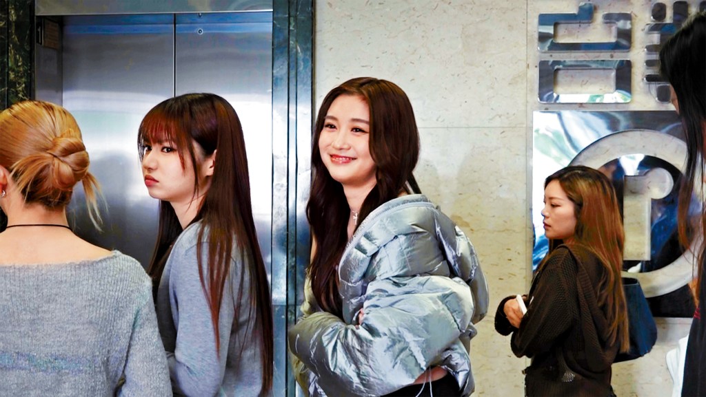 Candy一听到记者追问与193的地下情，即露出甜笑。