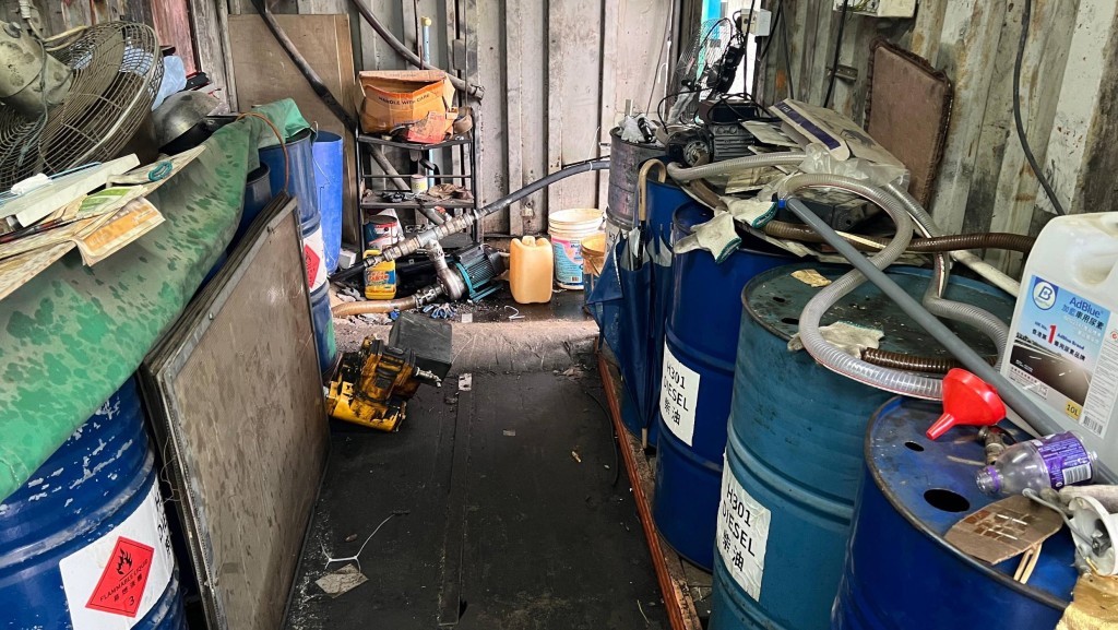 行動中，消防處人員發現一批入油工具，並截查共兩名男子，懷疑與案件有關。