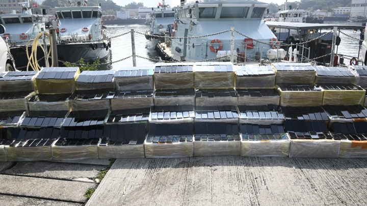 海關檢獲大批二手手機。（楊永亨攝）