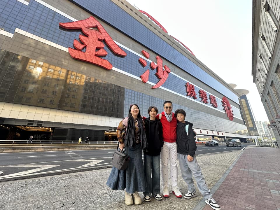 何英偉大讚內地，跟兩名兒子在內地長住。