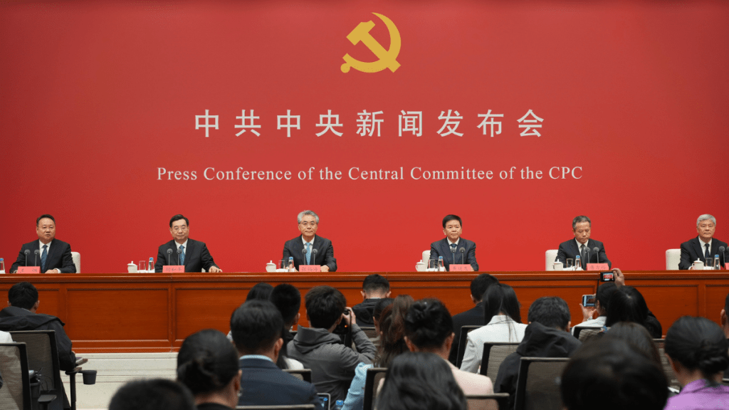 中共五中全会新闻发布会称，将大力选拔对党忠诚干部，称「全面从严治党关键在从严治吏」。新华社