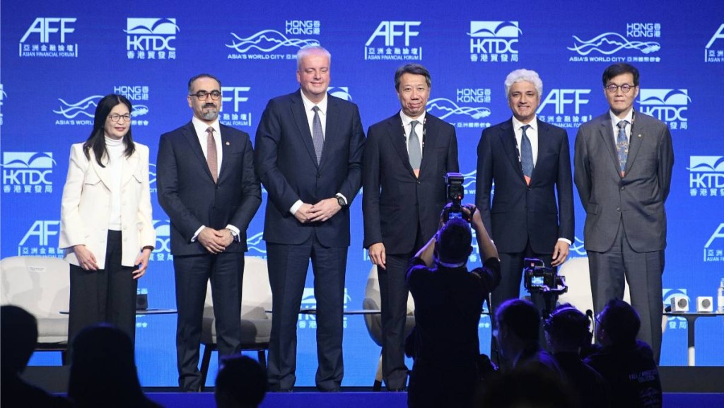 證監梁鳳儀提醒股市強勢或掩蓋經濟脆弱性 警覺AI帶來估值泡沫｜亞洲金融論壇