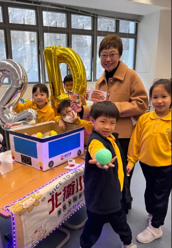 去年北角衞理小學亦曾舉辦國際文化嘉年華，當日場面熱鬧，吸引校內校外小朋友一齊來玩！（圖片來源：Facebook@北角衞理小學）