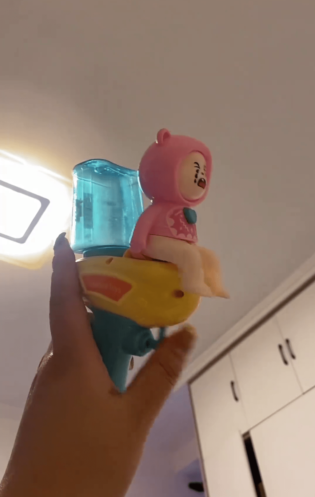 玩具水枪由私处喷水，女童家长拍片怒轰。